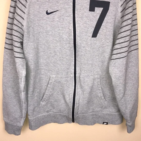 ❌SOLD❌ Nike Golf Men’s Stripes Number Seven 7 Graphic Gray Blue Zip-Up Hoodie - Picture 3 of 9